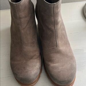 Sorel Joan of Artic wedge boot size 9 Chelsea style pull on